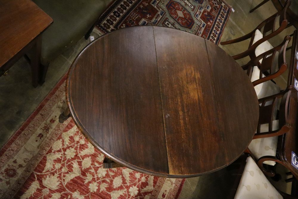 A 1930s oak gateleg table, width 72cm, height 75cm